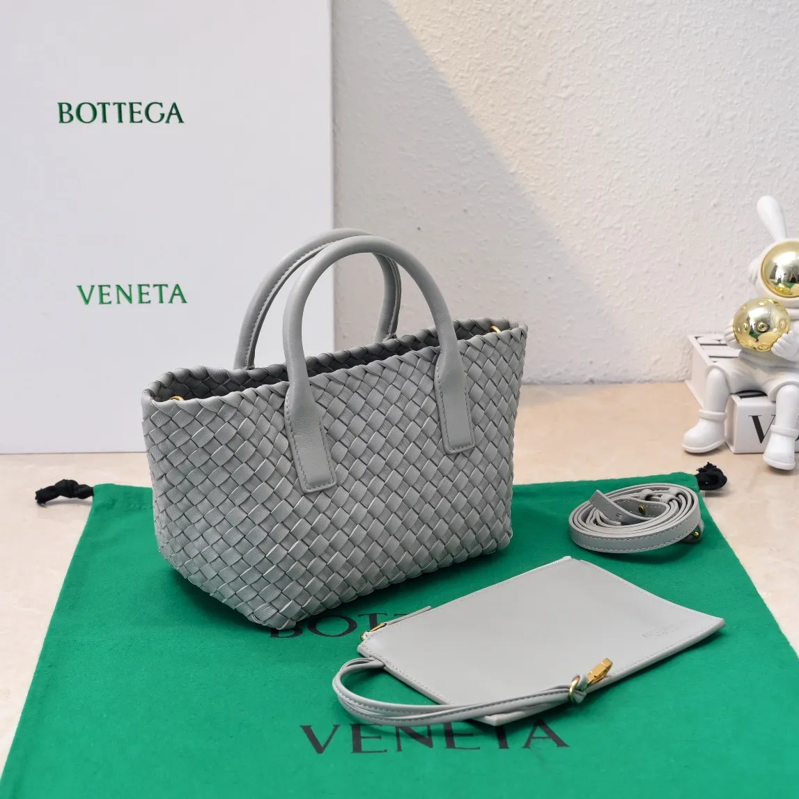 Batch 1560 Hello everyone, I have a new name, it’s called the Cabat woven Mini vegetable basket model ~ it can finally be carried on the shoulder. It is based on the original bag type and adds a shoulder strap and it is detachable! It's equivalent to spending one dollar to buy two bags. As the ace cutie of BV family, I really have no choice but to buy one! This bag of ours is really exactly the same as ZP. You can look big with a small amount of money~ Original sheepskin: size: 20*16*13cm, model: 5211#